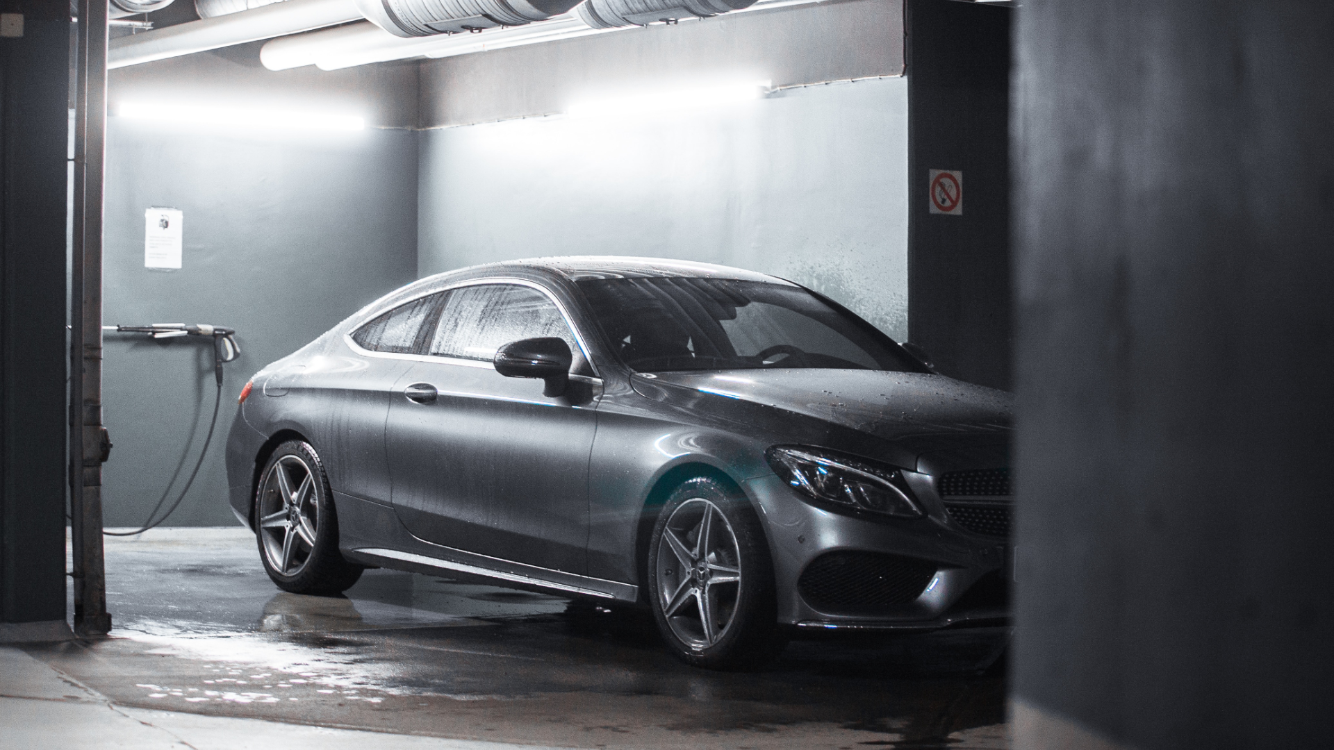 Voiture coupé grise brillante après lavage chez depannage-vehicule dans un parking souterrain à Narbonne