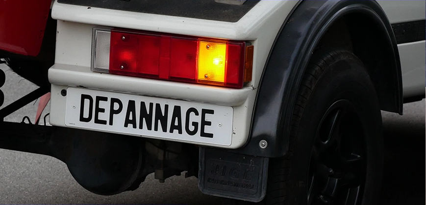 Camion depannage-vehicule en intervention à Narbonne avec signalisation DEPANNAGE bien visible