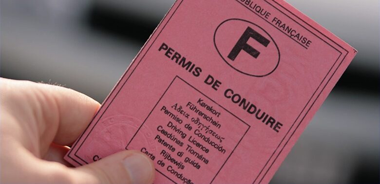 Permis de conduire français tenu en main pour contrôle routier depannage-vehicule à Narbonne