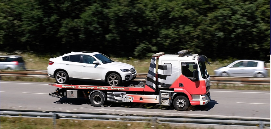 depannage-vehicule remorque un SUV en panne sur l’autoroute près de Narbonne